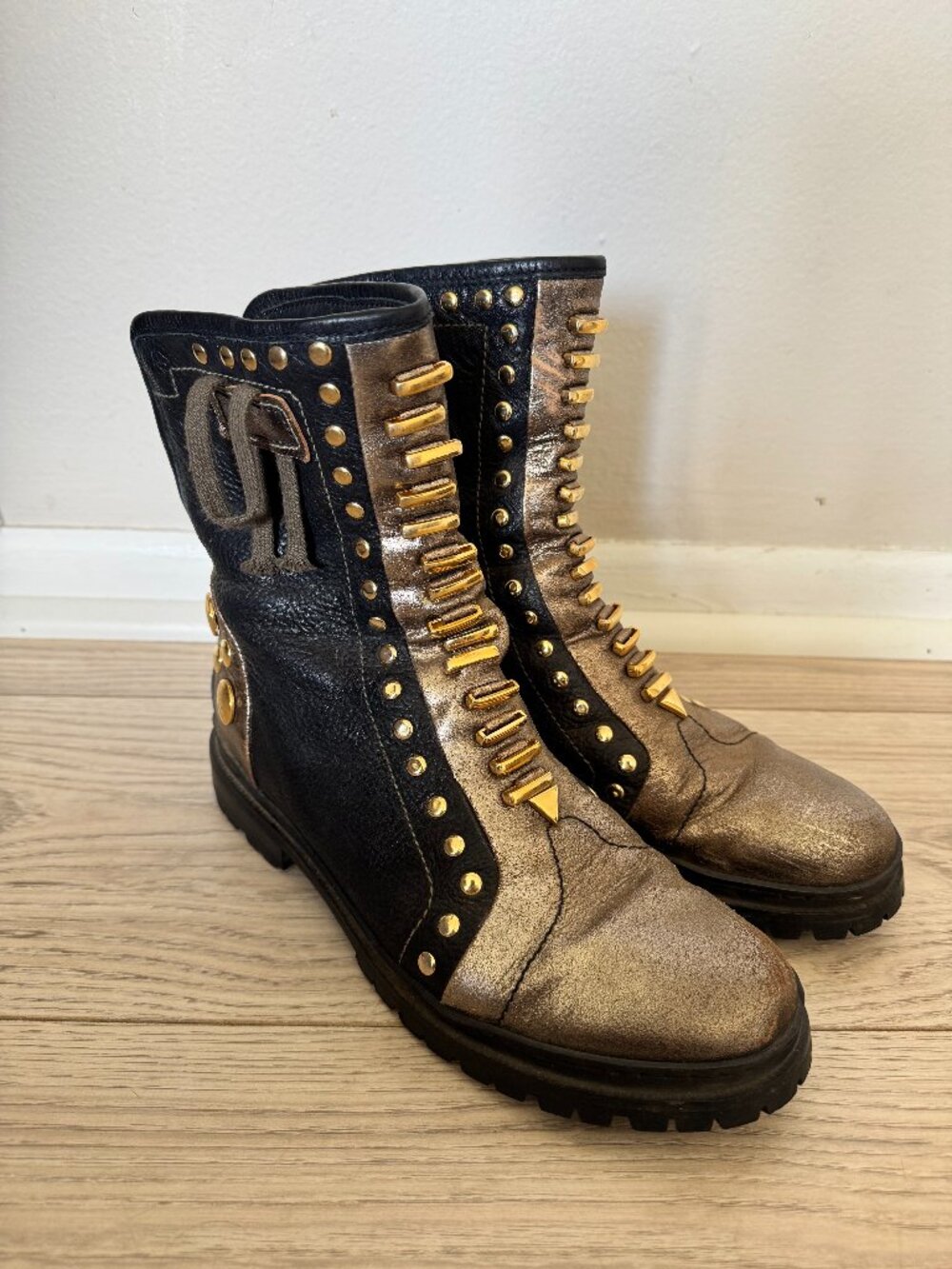 El Vaquero Black and Metallic Boots